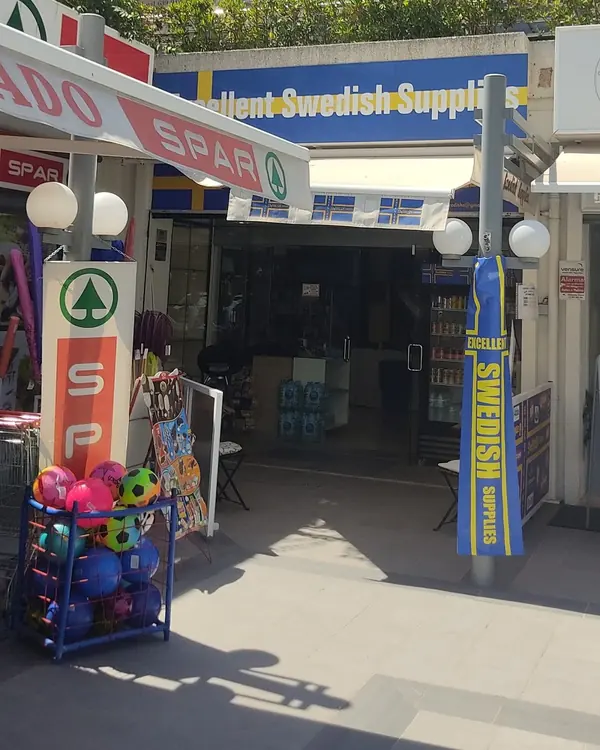 Excellent Swedish Supplies utifrån: blågul skylt bredvid SPAR i köpcentret Ses Illetas